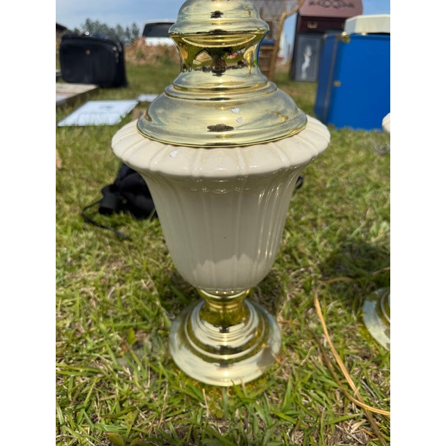 Vintage Mid Century Modern Stiffel Ivory Porcelain and Brass Lamps Hollywood Regency Set of 2 For Sale - Image 4 of 5