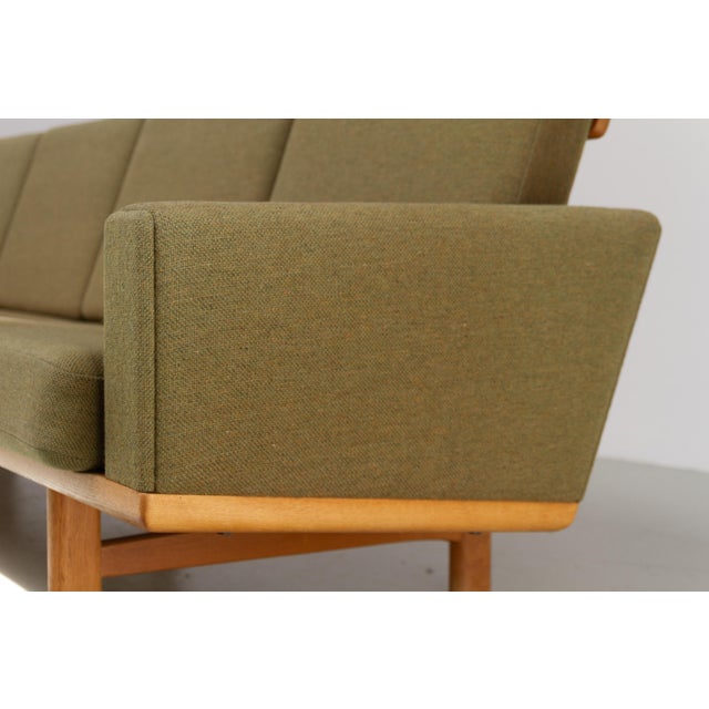 Danish Modern Oak Sofa GE-236/4 by Hans J. Wegner for Getama, 1960s. For Sale - Image 17 of 18