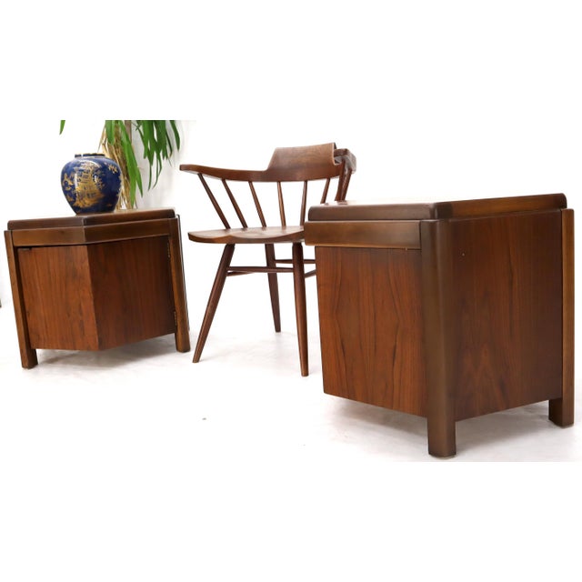 Late 20th Century Pair of Hexagon Walnut End Side Tables w/ One Door Cabinets Storage Compartment For Sale - Image 12 of 17