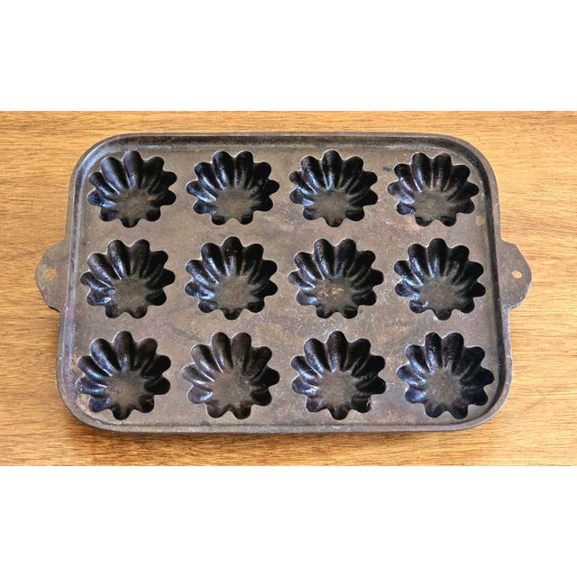 Black Antique 12-Cup Cast Iron “Turk’s Head” Gem Pan / Fluted Muffin Tin, Circa 1900 For Sale - Image 8 of 11