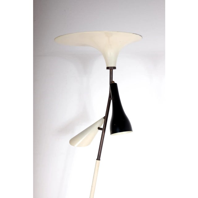 This Italian reflector floor lamp from the 1960s is made of lacquered metal. European Plug (up to 250V).The wiring of this...