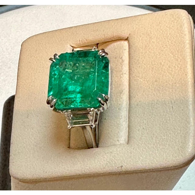 Gemstone Agl Certified 8.90 Colombian Emerald , Insignificant & Solitaire Diamond Ring For Sale - Image 7 of 8