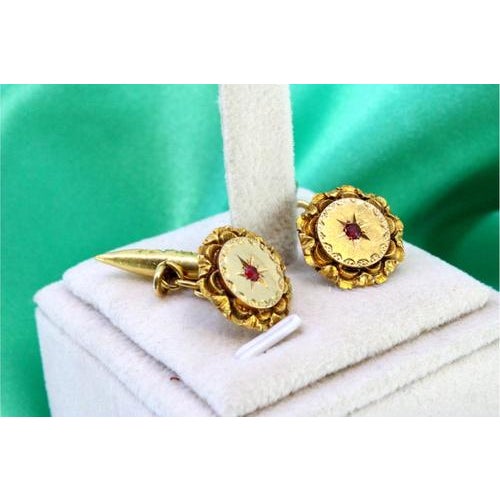 Yellow gold cufflinks with reliefs and red stones in the center. Metal: Gold. Origin: Portuguese. Brand: Tigre II Title....