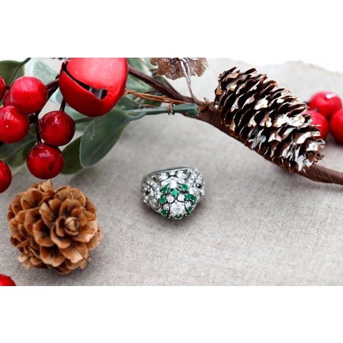 Platinum Ring with Brilliant-Cut Diamonds For Sale - Image 4 of 9