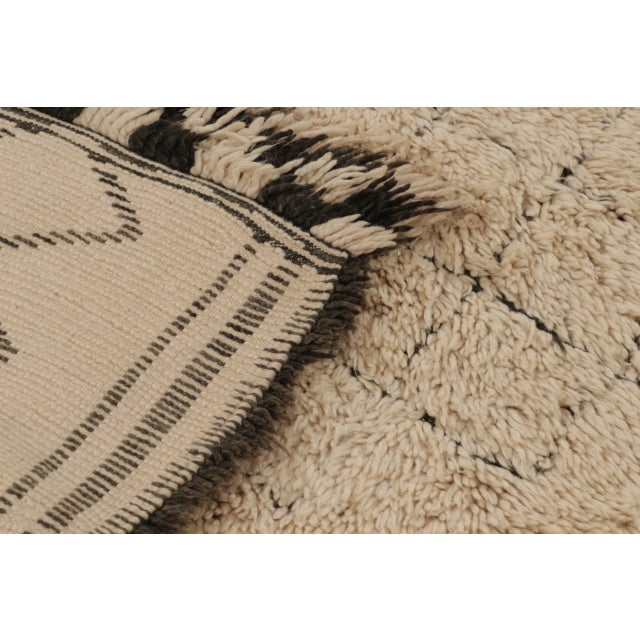 Beige Vintage Moroccan Runner With Geometric Patterns in Beige & Charcoal - Rug & Kilim For Sale - Image 8 of 8