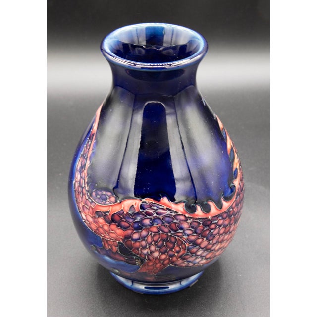 Moorcroft Pottery Dragon Vase – William John Moorcroft – Tube-Lined, 1987 – England Offered here is a striking Moorcroft...