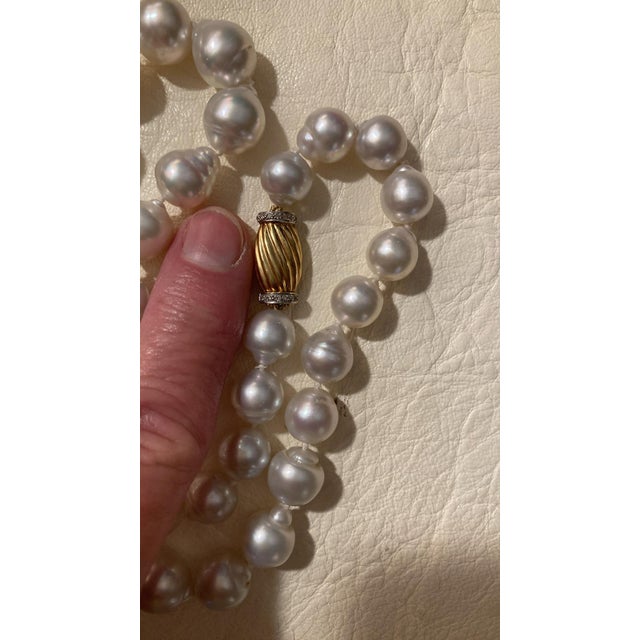 Silver Vintage South Sea Baroque 18k Diamond Clasp Necklace For Sale - Image 8 of 15