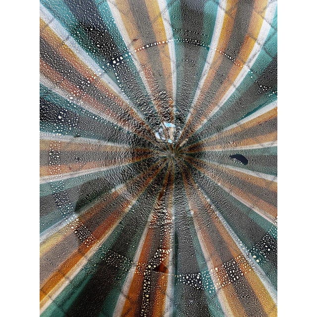 Round centerpiece plate in Murano glass with gold cord. It is in excellent condition, without defects. Beautiful effects...