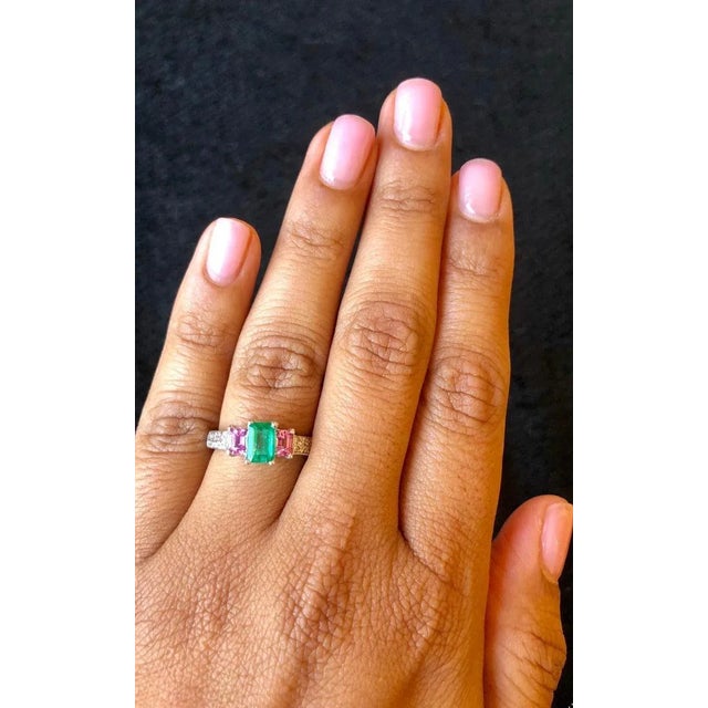 Early 21st Century 1.54 Carat Emerald Pink Sapphire Diamond White Gold Three-Stone Ring, Size 7 For Sale - Image 5 of 5
