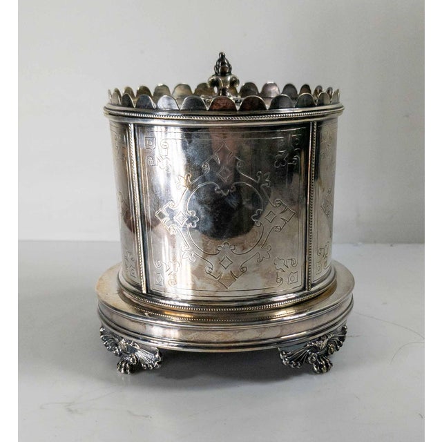 We are selling this great looking English Sheffield silverplate biscuit jar. This jar has great simple and elegant form...