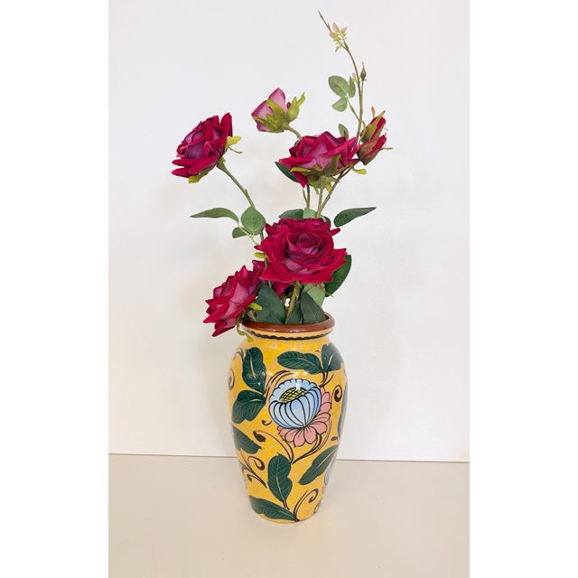 Made in Italy. This vintage vase is made in yellow glazed maiolica and was produced by the Italian manufacturer Aquila of...