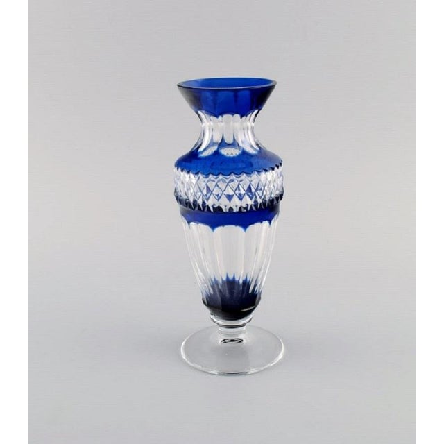 Bohemian glass vase in clear and blue art glass. Classic style. Mid-20th century. Measures: 21.5 x 8.5 cm. In excellent...