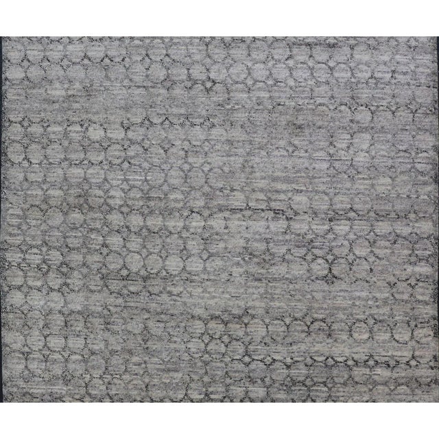Light Gray Modern Rug With All-Over Chain Design in Dark Gray For Sale - Image 4 of 12