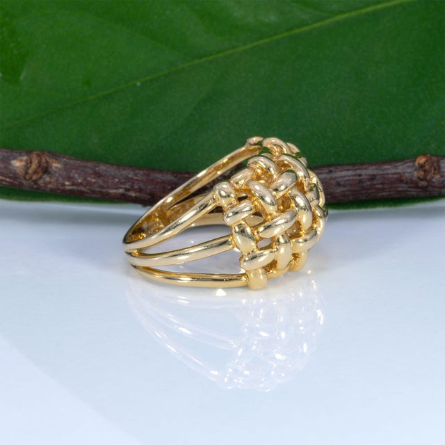 Metal Basket-Weave Estate Ring in Solid 14k Gold – Woven Gold Ring, Size 7 For Sale - Image 7 of 9