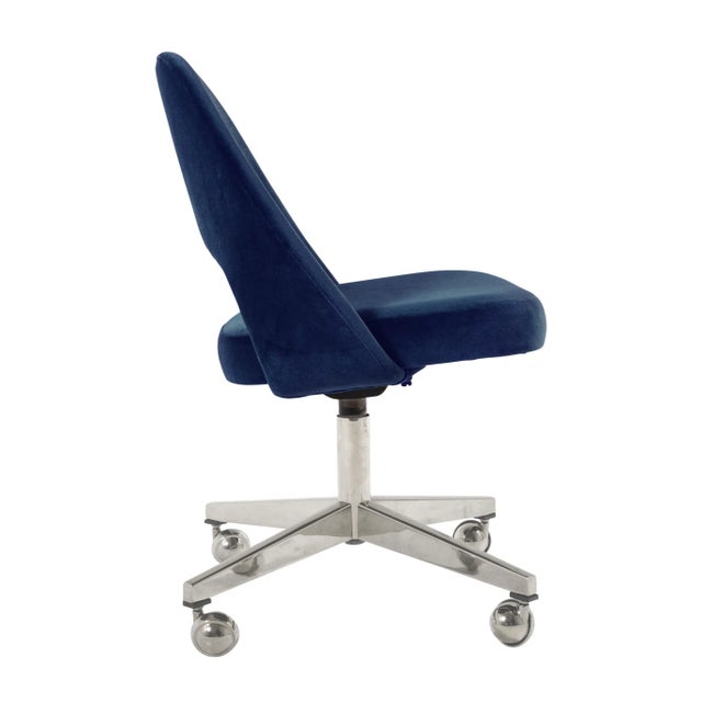 Mid-Century Modern Saarinen Executive Armless Chair in Royal Blue Velvet, Vintage Swivel Base For Sale - Image 3 of 4
