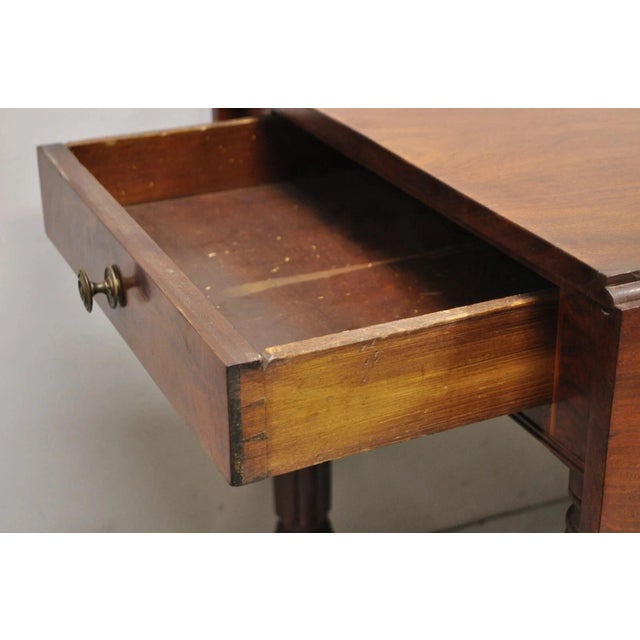 Antique Federal Sheraton Mahogany Drop Leaf Breakfast Dining Table W/ Drawer For Sale - Image 4 of 12