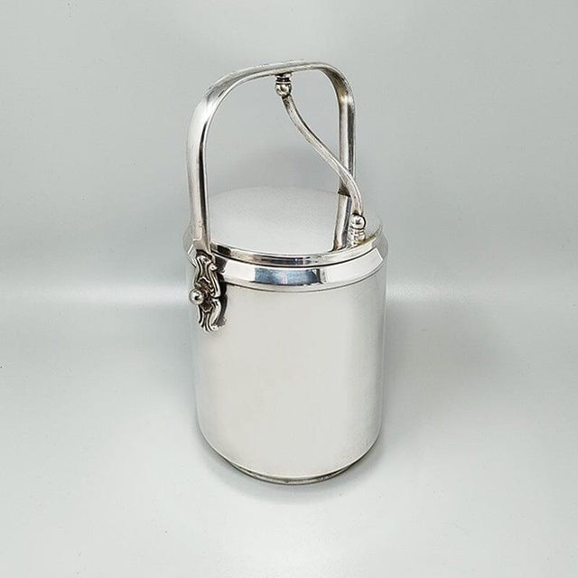 1960s Stunning Ice Bucket by Macabo. Made in Italy. It's in excellent condition. Dimension: diameter 5,51 x 11,81 H inches...