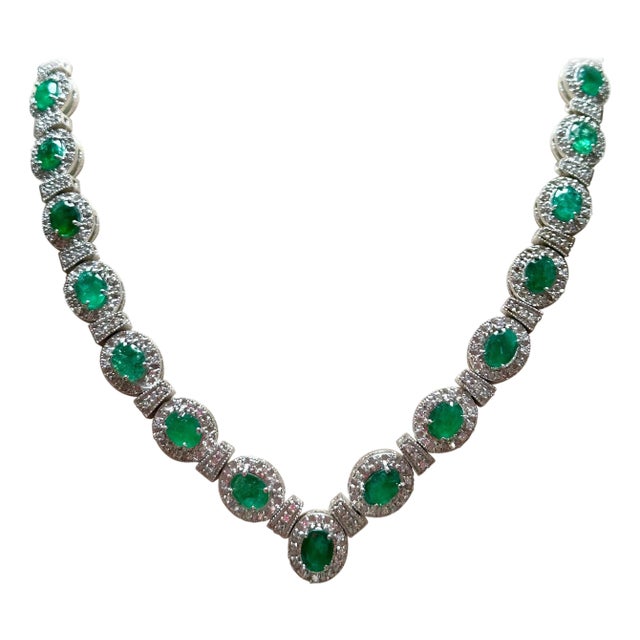 28 Carat Oval Shape Natural Emerald & 5 Carat Diamond Necklace in 14 Karat Gold For Sale
