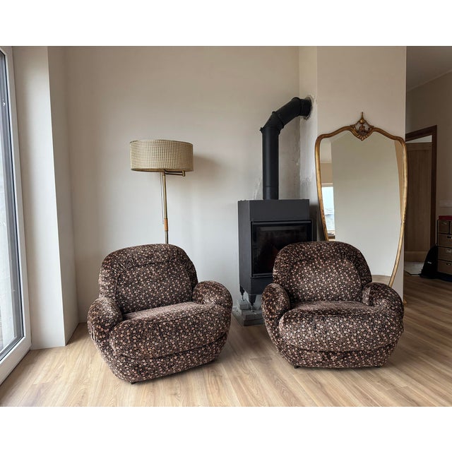 A charming pair of italian lounge armchairs dating from the 1960s-1970s. The organic, rounded form reflects the iconic...