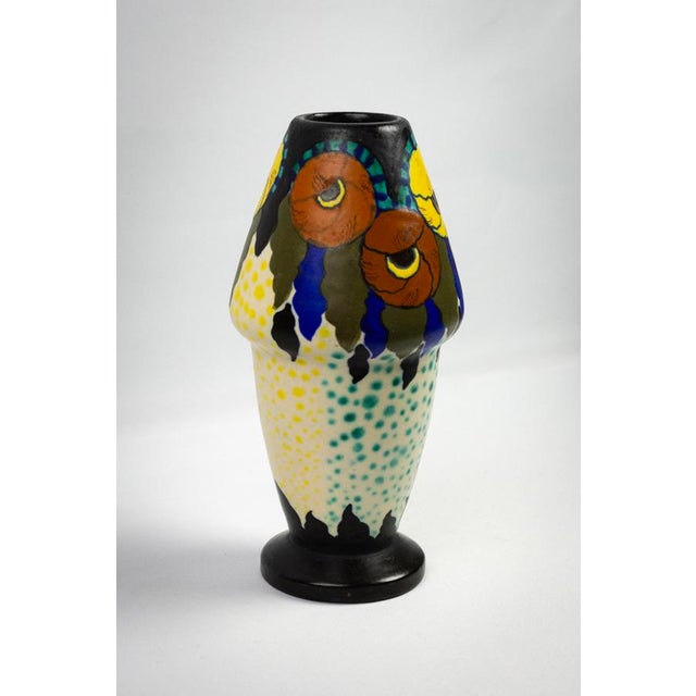 Ceramic Shell-Shaped Vase in Polychrome Glazed Ceramic with Stylized Floral Decor by D'Argyl for E. Val & Cie, Paris, 1928-1935 For Sale - Image 7 of 11