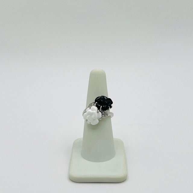 Estate Chanel Agate, Onyx and Diamond Camelia Ring in 18k White Gold, Size 6.75 For Sale In Los Angeles - Image 6 of 8