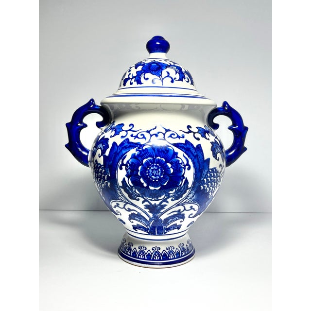 Chinoiserie Chinese Blue & White Large Ceramic Hand Painted Ginger Jar 13” Excellent condition. No chips, cracks, or...