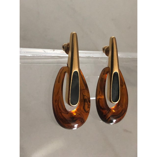 1980s 1980s Trifari Faux Tortoise Lucite Gold Abstract Dangle Earrings, A Pair For Sale - Image 5 of 7