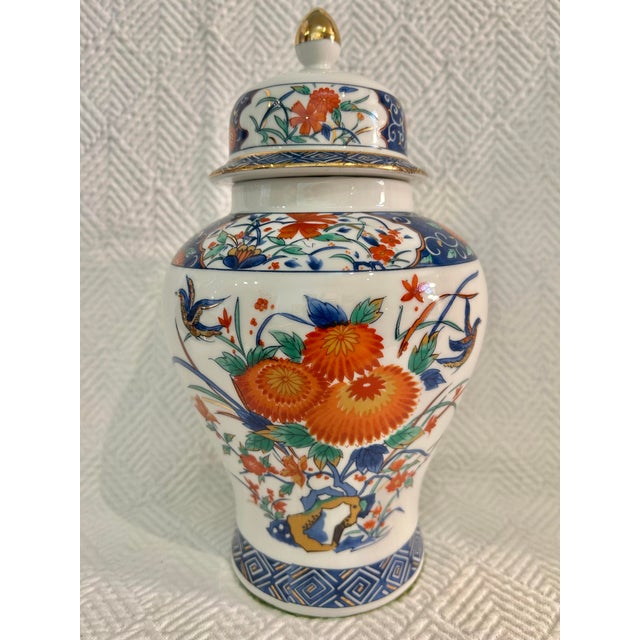 Late 20th Century Chinoiserie Imari Style “Empress Garden” 11” Temple Jar For Sale - Image 11 of 11