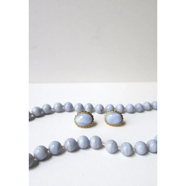 Chalcedony Quartz and 14-Karat Gold Earrings, Pair For Sale - Image 4 of 12