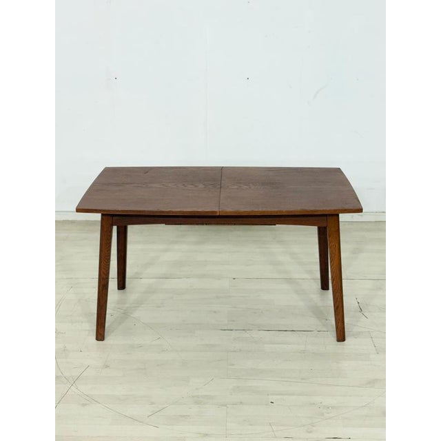 Beautiful, original vintage dining table in a timeless mid-century design. The table is crafted from solid oak and high-...