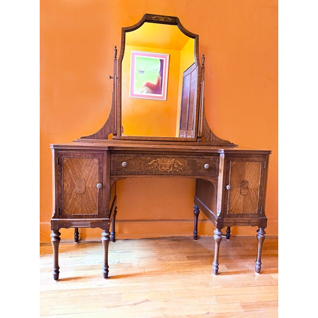 Late 19th century American vanity executed in the Federal and Sheraton tradition. The piece features a compact dressing-...