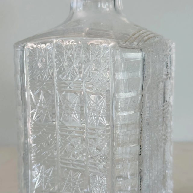 Georgian Hand-Cut Crystal Decanter in Square Form With Starburst Designs With Stopper For Sale - Image 9 of 13