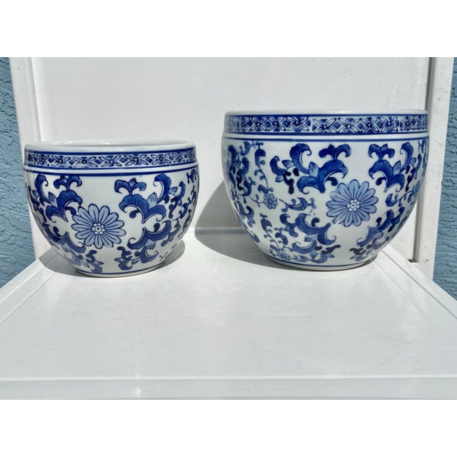 Late 20th Century Vintage Floral Blue & White Planters, 2 Pieces For Sale - Image 5 of 5