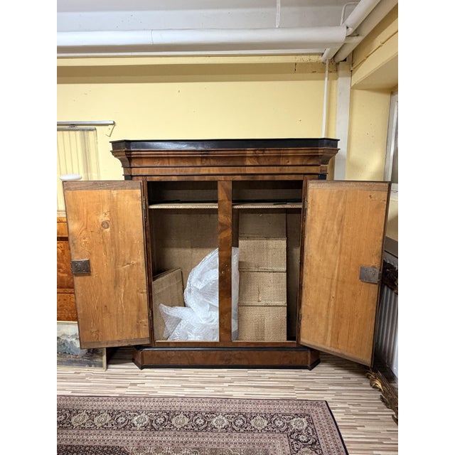 Veneered Cabinet with Picture Inlaid, in Good conditions. Designed before 1890