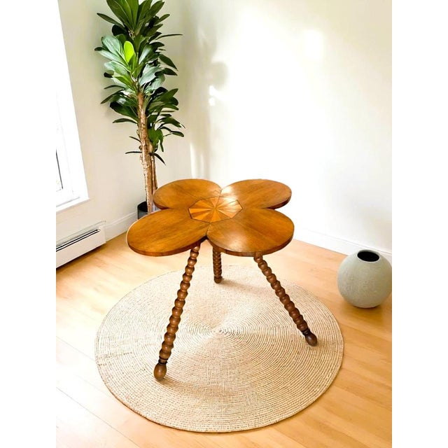 Antique cloverleaf walnut coffee table Rare period coffee table (mid-19th century) with dimensions: diameter 74 cm –...