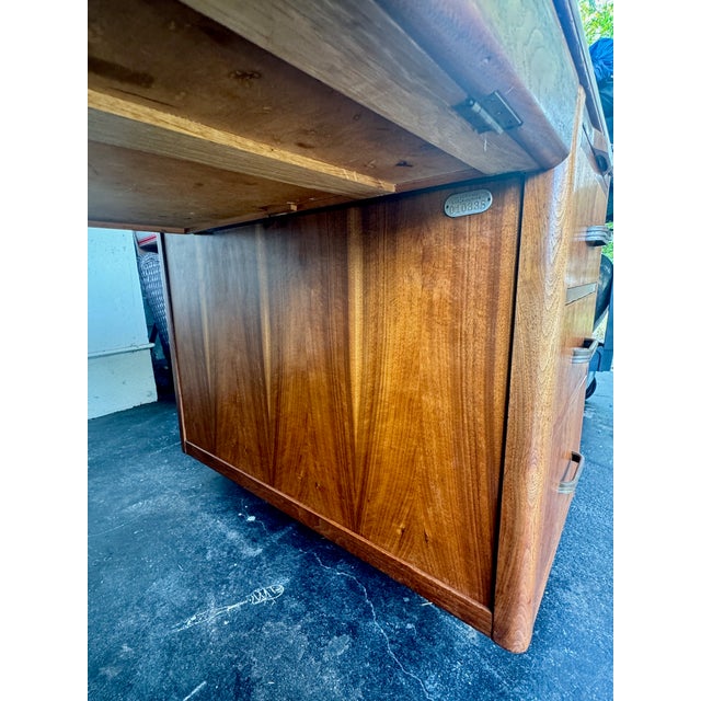 1950s Leopold Executive Desk With Drop-Front Keyboard/Typewriter Drawer- Mid-Century Modern Walnut Desk For Sale In Tampa - Image 6 of 17
