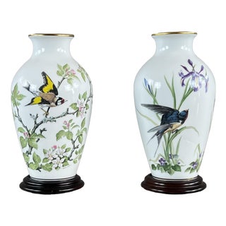The Meadowland Bird Vases in Porcelain from Franklin, 20th Century, Set of 2 For Sale