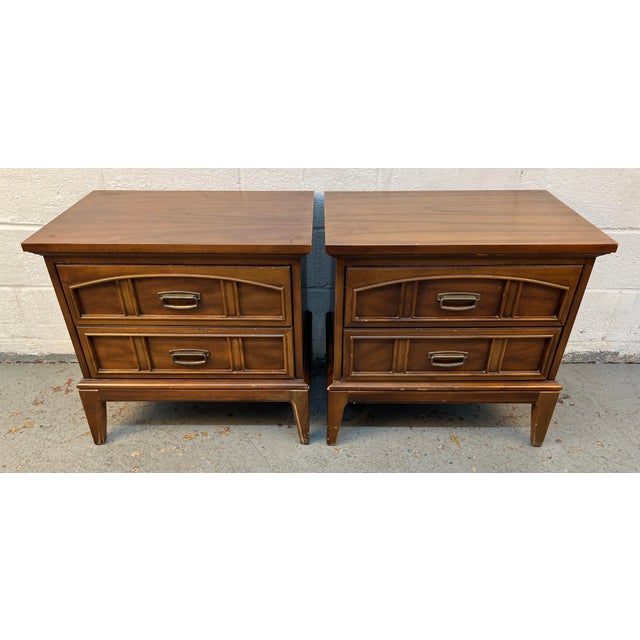 Mid-Century Modern Pair of Vintage Dixie Furniture Walnut MCM Tuscan Style Nightstands For Sale - Image 3 of 17