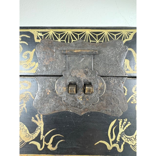 1960s Early 20th Century Hand Painted Chinese Export Large Jewelry Box For Sale - Image 5 of 12