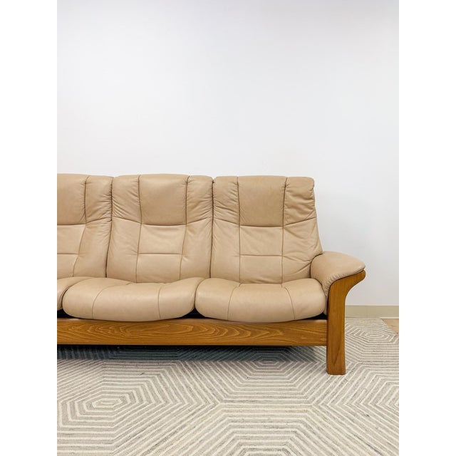 Mid-Century Modern Late 20th Century Ekornes Stressless Buckingham 3-Seat Recliner Sofa Vintage MCM 90" Wide For Sale - Image 3 of 17