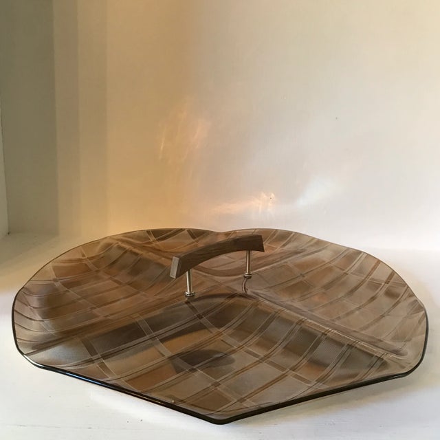 Mid-Century Modern Italian Mid Century Modern Smoke Glass and Gold Design Serving Plater With Walnut Handle For Sale - Image 3 of 11