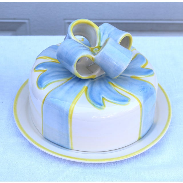 Baby Blue Late 20th Century Ribbons and Bow Plate and Cover Portugal Martam Safaril For Sale - Image 8 of 10