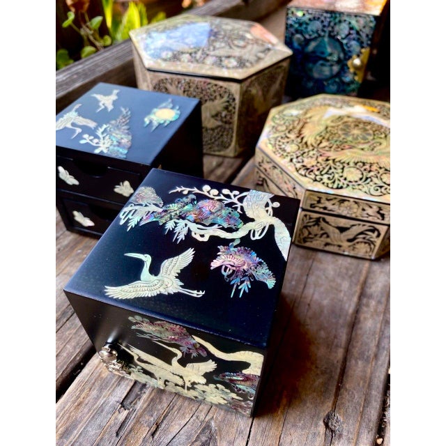 Korean Najeonchilgi Hexagonal Mother-of-Pearl Floral Lacquer Box For Sale - Image 13 of 15