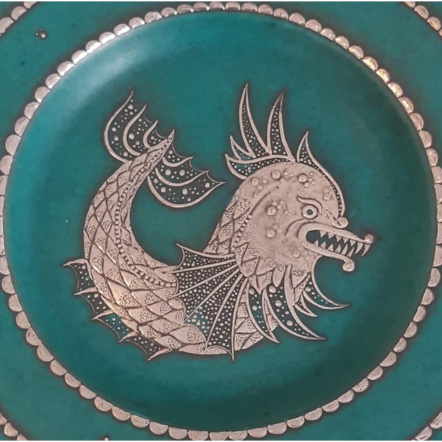 Wilhelm Kåge, plate "Argenta" Gustavsberg Decor in silver against a green background, diameter approximately 26 cm. Height...