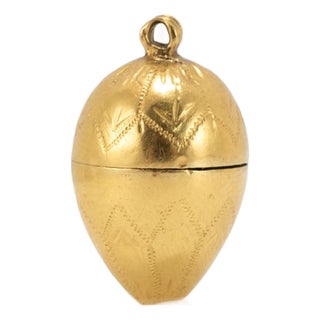 Vintage 18k Yellow Gold Engraved Egg Form Screw-Top Locket Charm Pendant For Sale