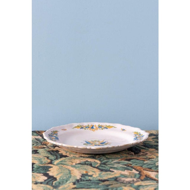 Rococo Faience Flag Plates from Moustiers, 1750s, Set of 2 For Sale - Image 7 of 11