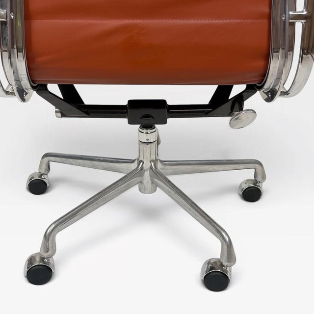 Metal Herman Miller Eames Aluminum Group Soft Pad Management Chair – Warm Cognac Leather For Sale - Image 7 of 10