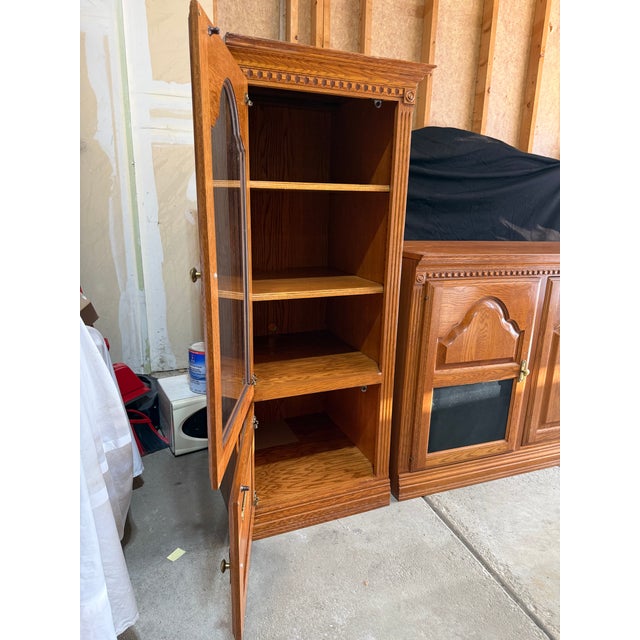 2000 - 2009 Vintage Custom-Built Oak Entertainment Console & Display Cabinet For Sale - Image 5 of 7
