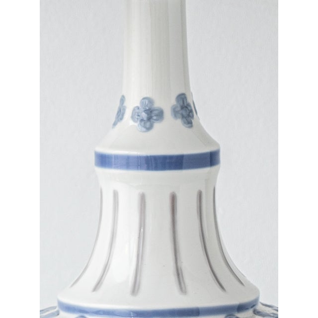 Blue and White Porcelain Floral Table Lamp from Lladró with Embroidered Sari Silk Lampshade, 1970s For Sale - Image 4 of 11