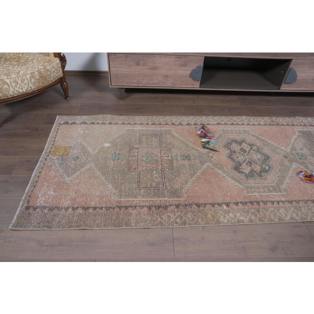 1970 Vintage Oushak Kilim Runner - Muted Pastel Pink Beige Area Rug - Traditional Turkish Medallion Runner for Hallway For Sale - Image 9 of 17